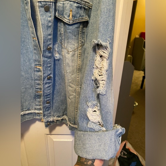 CLOSET CLEANOUT✌🏼 - Picture 3 of 5